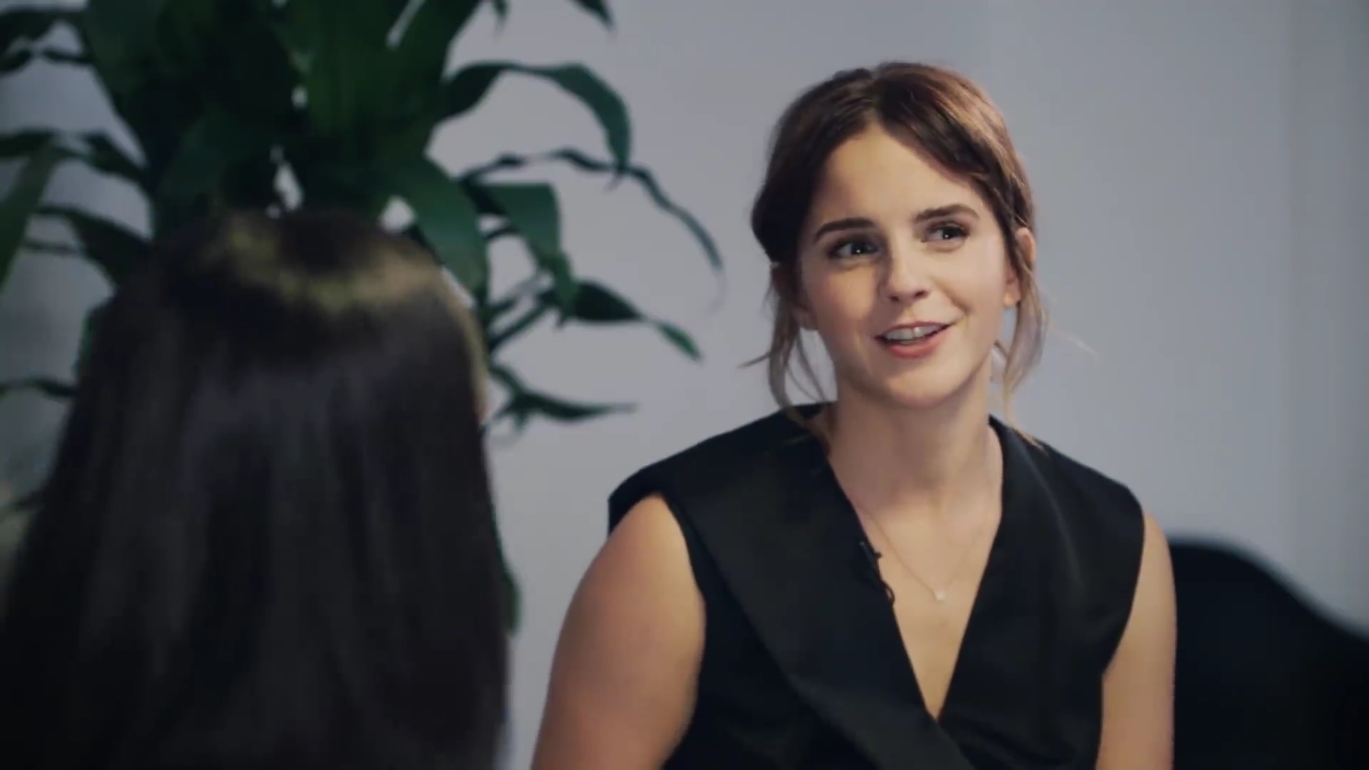 EmmaWatsonFan-dot-NL_2018OurSharedShelfWithRupiKaur2503.jpg EmmaWatsonFan-dot-NL_2018OurSharedShelfWithRupiKaur2503.jpg