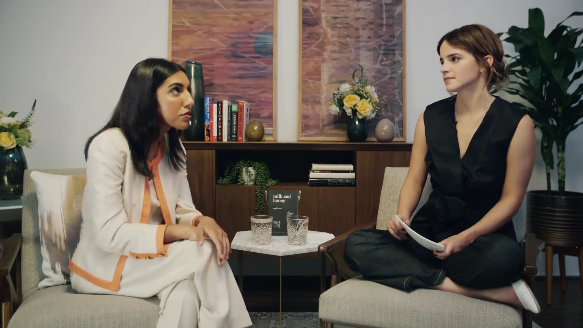 EmmaWatsonFan-dot-NL_2018OurSharedShelfWithRupiKaur2606.jpg EmmaWatsonFan-dot-NL_2018OurSharedShelfWithRupiKaur2606.jpg