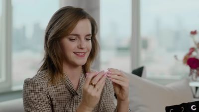 EmmaWatsonFan-dot-nl-2023Vouge-InsideEmmasPradaBackpack0102.jpg