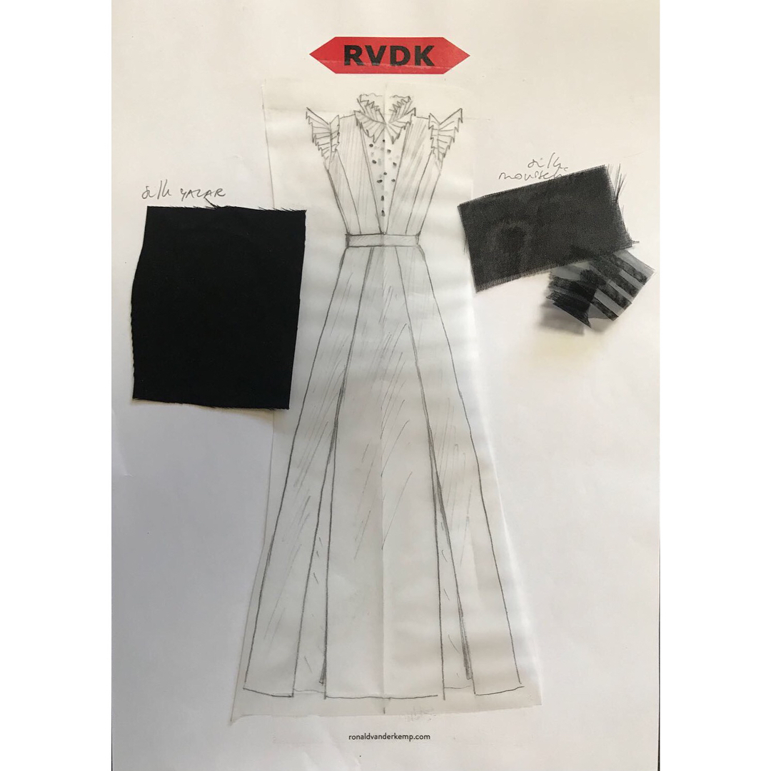 17 janauri 2018: An amazing night at The Golden Globes with @jusmarai. Sustainable dress by @ronaldvanderkemp made from discarded fabrics and adorned with an @era50_50 pin (an organization out of the UK campaigning for equal representation for women on stage and on screen)
Shoes @creaturesofcomfort, crafted in a small factory outside of Florence.
Earring also by RVDK from upcycled materials and jewelry by @lilianvontrapp handcrafted from recycled gold and vintage diamonds. LVT also uses recycled materials for packaging and gives a percentage of each purchase to PACT. Skin prepped with @MUNskincare Aknari Brightening Serum, @Evolueskincare Day and Night Cream Normal + Sensitive Skin, and @TataHarperskincare Illuminating Eye Cream. My staple @rmsbeauty 'Un' Cover-Up as concealer & foundation. For Eyes & Brows, @alimapure Natural Definition Brow Pencil in Medium + @100percentpure Green Tea Fiber Brow Builder in Medium, @janeiredale Liquid Liner in Black and @kjaerweis Mascara. Lips - @100percentpure Lip Carmel in Scotch Kiss. Makeup sealed with @mvskincare Rose Hydrating Mist. All brands are cruelty-free and use natural and organic ingredients.
Haircut and new fringe by Jenny Harling
