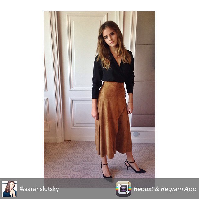 26 augustus: Regram @sarahslutsky

First day of Regression press off to an incredible start. Obsessed with this @ralphlauren look made only better by the company's long standing commitment to not use fur products.

Jewels by @cartier who is committed to responsible and sustainable business principles and practices in both the supply chain and their own business. 
Shoes by @paulandrew are all handmade in Italy by artisans who have been making shoes for decades-- some for generations 
And of course hair by th
