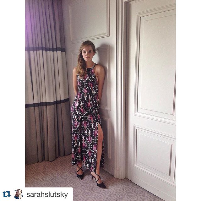 27 augustus: Regram @sarahslutsky 
Day 2 kicked off with this @WesGordon dress! Love the print which was created in collaboration with London based artist and then produced in New York and Italy!

@AlexanderWhite shoes are crafted by hand by artisans in Italy. Alex does not use fur and refuses to use chemical agents that could harm the environment!

@Wwake jewelry uses recycled gold whenever possible, and our diamonds are either destruction-free antiques OR conflict-free stones and has developed an in-house
