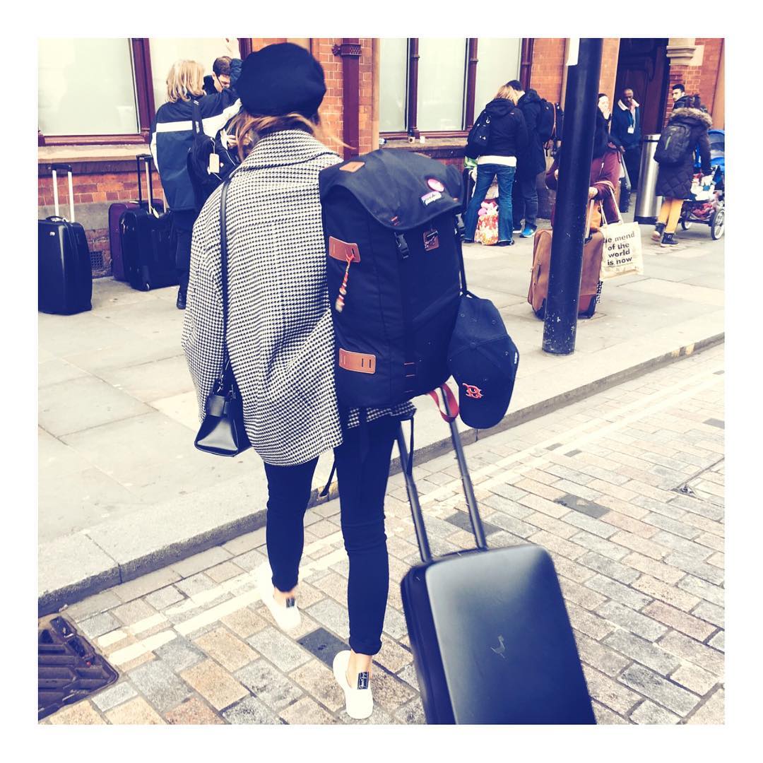 19 februari: About to set off on day one of the @beautyandthebeast press tour with Team Watson... Hello Paris! Bonjour! I've started a new Instagram called @the_press_tour so you can follow our journey. I hope you enjoy seeing what goes on behind the scenes. It takes a village! Love, Emma
 19 februari: About to set off on day one of the @beautyandthebeast press tour with Team Watson... Hello Paris! Bonjour! I've started a new Instagram called @the_press_tour so you can follow our journey. I hope you enjoy seeing what goes on behind the scenes. It takes a village! Love, Emma
