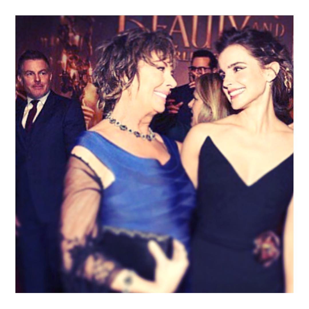 08 maart: Was an honour sharing the red carpet with the original Belle, Paige O'Hara, at @beautyandthebeast's LA premiere last week ♥️🌹
 08 maart: Was an honour sharing the red carpet with the original Belle, Paige O'Hara, at @beautyandthebeast's LA premiere last week ♥️🌹