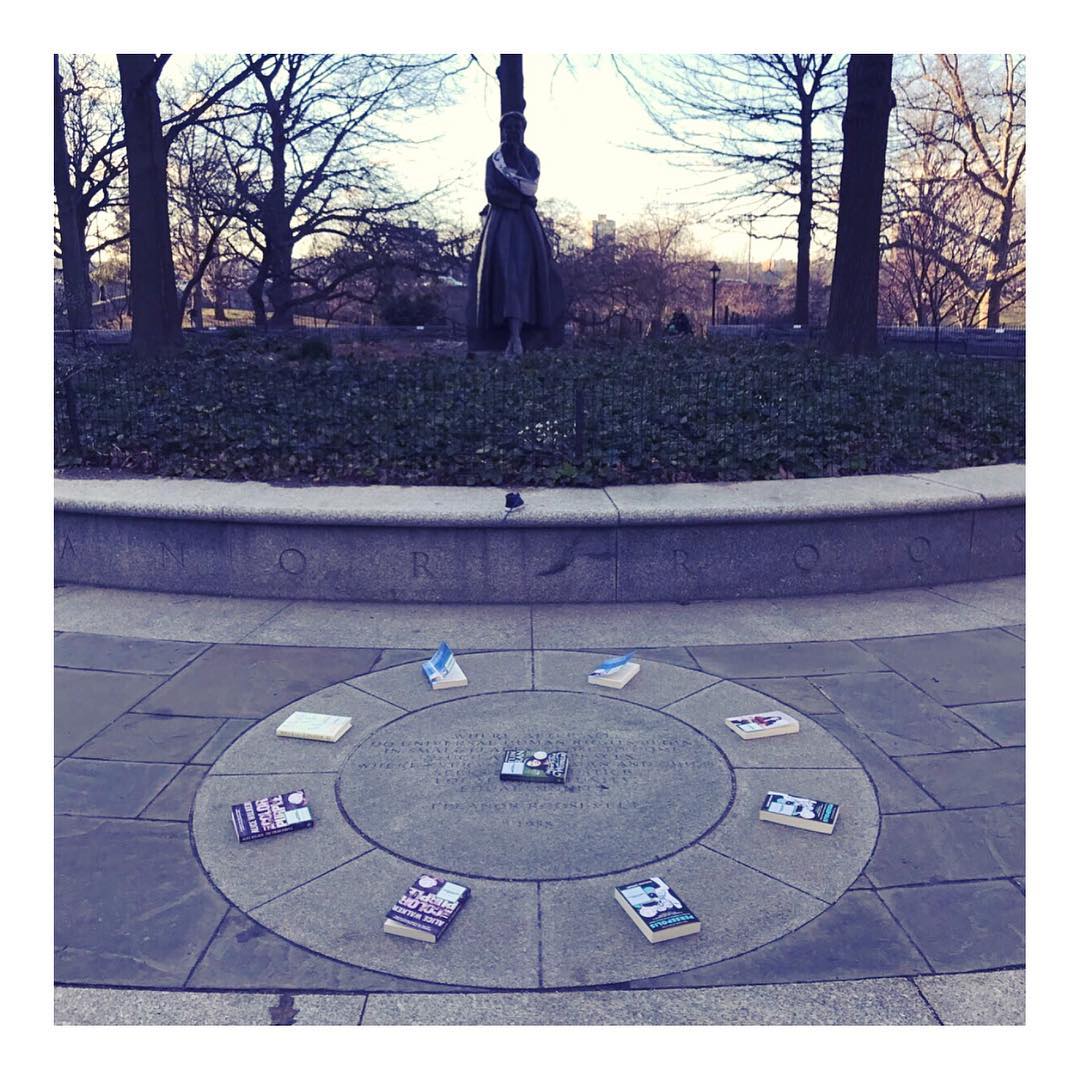 09 maart: Eleanor Roosevelt was the longest-serving First Lady in US history and she later served as the US delegate to the United Nations. She was the first chair of the UN Commission on Human Rights and also oversaw the drafting of the Universal Declaration of Human Rights ✊️📚 #IWD #IWDOurSharedShelf #ADayWithoutAWoman @bookfairiesworldwide

