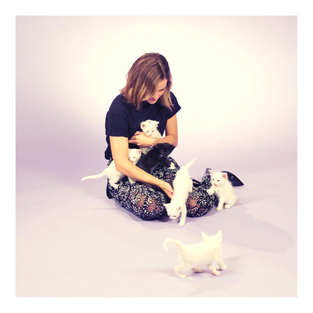 11 maart: Follow @the_press_tour for a peek behind-the-scenes of our @beautyandthebeast press tour. Plus surprise kittens! (Courtesy of @buzzfeed) 🐱💚🌹
