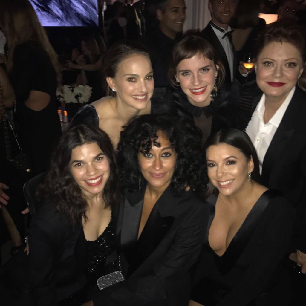 09 januari: And I’m beaming! Love these ladies 🖤 @nportmanofficial @americaferrera @traceeellisross @susansarandon @evalongoria @jessicachastain
