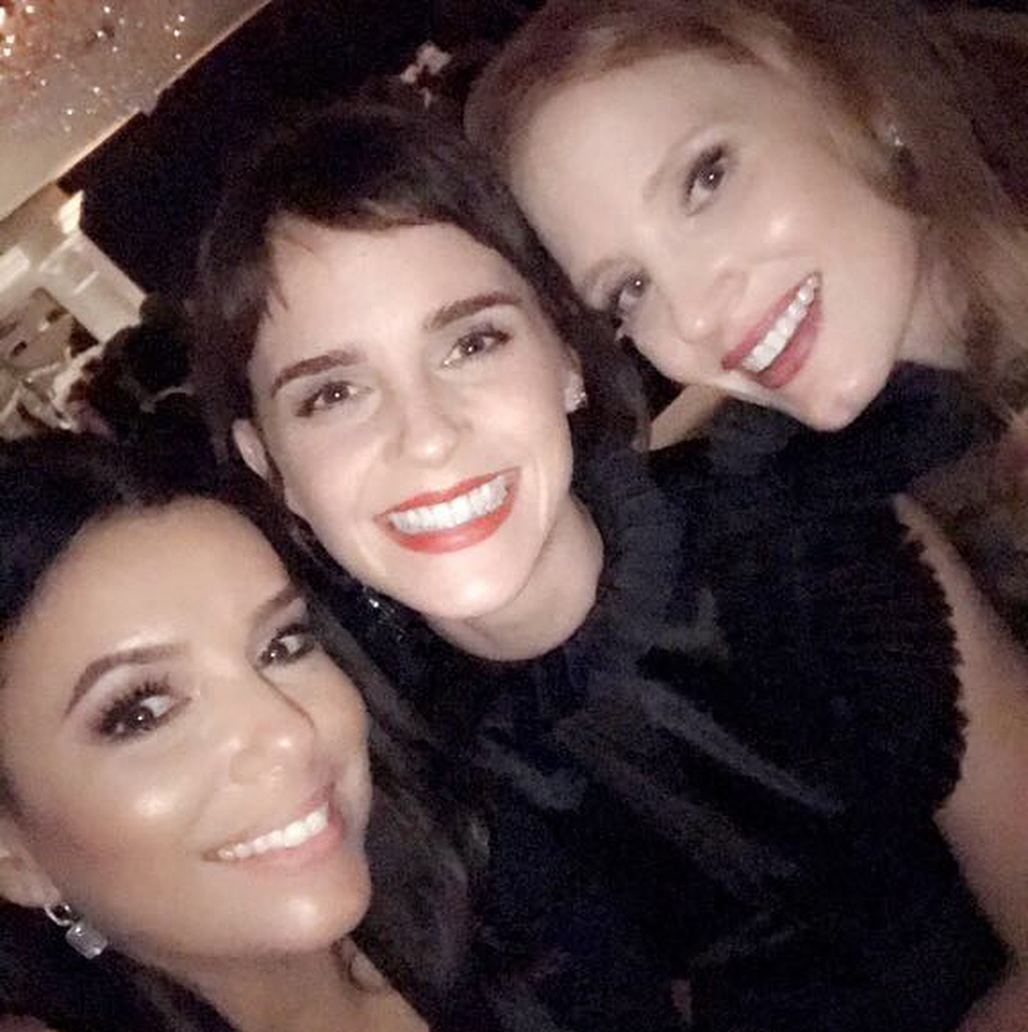 09 januari: And I’m beaming! Love these ladies 🖤 @nportmanofficial @americaferrera @traceeellisross @susansarandon @evalongoria @jessicachastain
