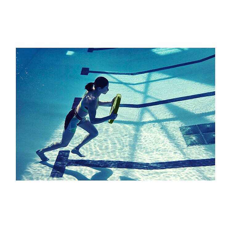 25 juli: 🏊🏽‍♀️💦🏅 I recently met Olympic swimmer, Yusra Mardini, from Syria who represented the first-ever Refugee Olympic Team in the Rio 2016 Olympics. 🦋✊🏽🏆
•••
Yusra has an incredible story: she fled the war in Syria with her sister, and was part of a group trying to reach Greece by boat. When the motor failed, Yusra, her sister and two others swam in open water for more than three hours to stop their dinghy from capsizing, saving the lives of 20 people. She is now the youngest ever UNHCR @refugees Goodwill Ambassador, and you can all read her incredible story in her autobiography, 🦋 Butterfly 🦋.
•••
It was so inspiring to meet you @mardiniysra and I wish you all the best training for 2020! #withrefugees #sheplayswewin #ThisGirlCan
