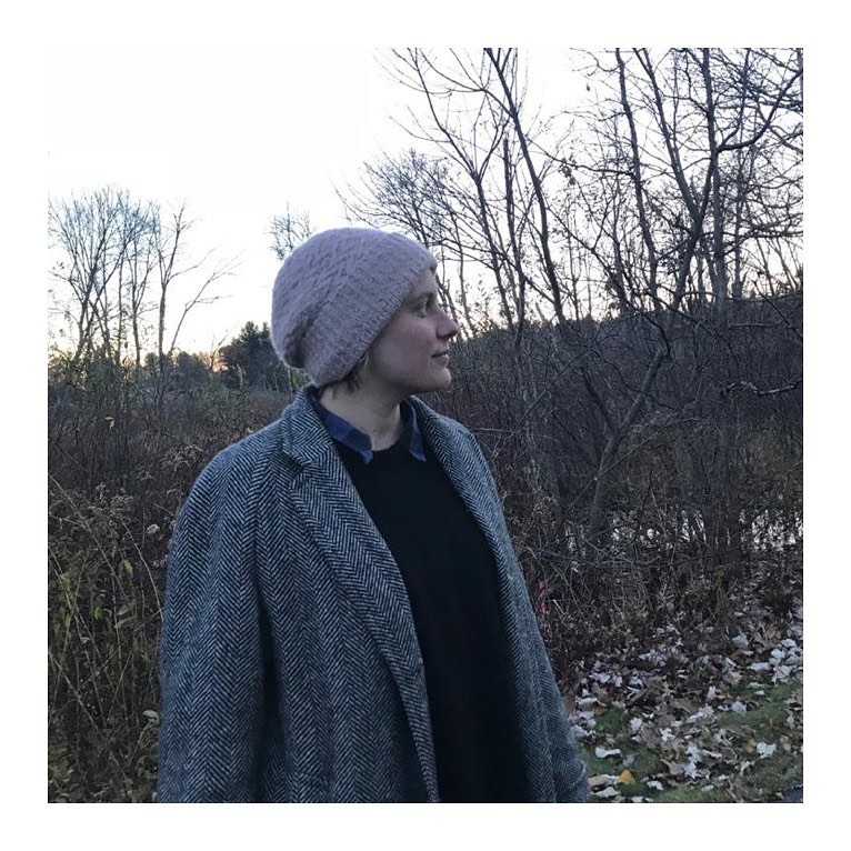 15 januari: From Greta ❤️: “I am brimming with happiness—thank you, thank you, thank you, thank you, thank you, thank you (that’s six!) to the Academy. This film of Little Women has been over thirty years in the making, from the very first time Louisa May Alcott and Jo March reached across time and space and made me believe I could be a writer and creator. Every single person who worked on this film poured their heart and soul into it, and we are all so grateful to the Academy for recognizing the collective effort. I am so personally proud of each person who worked on the film, and I am bursting with joy for all of them. I have to say a few names loudly, because I am just so deeply thrilled for them—my filming partner/wizard/genius Saoirse Ronan, you are my inspiration and my honesty and my co-captain, always, my baby girl superstar Florence Pugh, the Marmee of our dreams Laura Dern (woot! Marriage Story!!), our gorgeously talented and ridiculously intelligent Emma Watson, the bright shining soul and life force Eliza Scanlen, our Queen Meryl, and the fifth March sister and all around prince Timothee Chalamet. The men who, as Louisa says, make “chivalry worth having,” Chris Cooper, Tracy Letts, James Norton, Bob Odenkirk, and Louis Garrel The costumes of Jacqueline Durran, the sets of Jess Gonchor, and the music of Alexandre Desplat—they gave me such incredible gifts and each frame of the movie is filled with their skill and work and care. Amy Pascal, I have no words big enough but you know what is in my heart. Everyone at Sony and Columbia Pictures, especially to Tom Rothman, my favorite sparring partner and tireless champion. Writing and directing this film was an honor and sharing it with audiences has been the most sincerely heart-warming journey. I hope our Little Women does for another generation of girls and women what it did for me: lights a fire to write your book, make your movie, sing your verse. From all of us Little Women and Men, thank you to the Academy.”
