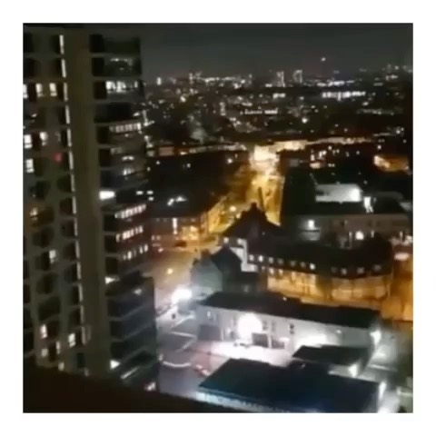 27 maart: I am so proud to come from a country that will offer medical care to ANYONE that shows up to doors of A&E. I am so so so incredibly proud and thankful to those on the front line putting themselves at risk to care for others. Video taken by Natasha Clark⁣
⁣
#nhsiloveyou #proud #clapforourcarers #clapforcarers #thankyounhs #clapfornhs
