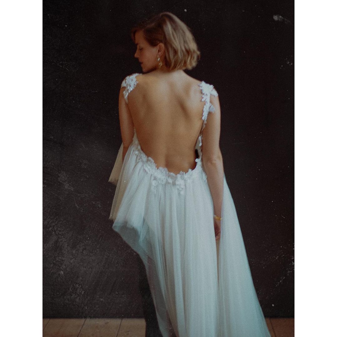 19 oktober: Earthshot Prize —

Taking inspiration from President John F. Kennedy’s Moonshot, this new environmental prize aims to incentivize change and help repair the planet. The awards are centered around five ‘Earthshots’ - goals to improve life for generations to come. The winners of the Fix Our Climate award was the Enapter team behind the AEM Electrolyser, which turns renewable electricity into emission-free hydrogen gas, heats homes, and fuels essential industries. Enapter was co-founded by the formidable Vaitea Cowan, who experienced the impacts of climate change first-hand growing up on a Pacific Island. She believes green hydrogen can change the way we power our world. Her personal mission is protecting her family by providing clean energy independence to Polynesia and beyond. As Vaitea says, "The world needs many solutions to fight climate change. Our biggest enemy is time."
Hopefully these awards will help take these solutions to scale - and fast. Thank you to ALL the innovators, activists, academics, and advocates for educating us. Whether that be through resisting corporate greenwashing and land grabbing, or inventing technologies to safeguard the survival of species across the world, (including our own) your work is unbelievably important.
Extra special love and appreciation to the kindest @harris_reed and team. We LOVE you! Your push for gender fluidity and acceptance is beautiful, vibrant, and vital. Your goal to make fashion less harmful is so inspiring.
🌎🌍🌏
Emma was dressed in an up-cycled wedding dress from the FOUND collection created in partnership with @oxfamgb Props to all the crew ensuring this was a carbon neutral production and broadcast, with a zero waste to landfill approach, including set design and staging.
#EarthshotLondon2021🌍
Thank you @earthshotprize and @dukeandduchessofcambridge and @teddysphotos and @shawnmendes
