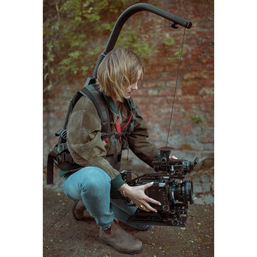 26 oktober: Getting behind the camera and learning how it works is about the most empowering thing I’ve learned in lockdown. As a young woman, I always thought the most glamorous and exciting thing would be to be someone’s “muse”; and of course as women we are inspiring... but wow it’s something else to be able to tell your own story and other people’s’. 💖
