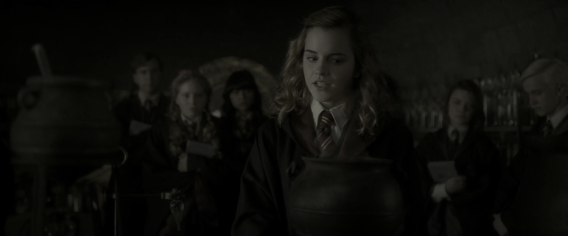 EmmaWatsonFan_dot_nl-HarryPotterAndTheHalfBloodPrince1984.jpg