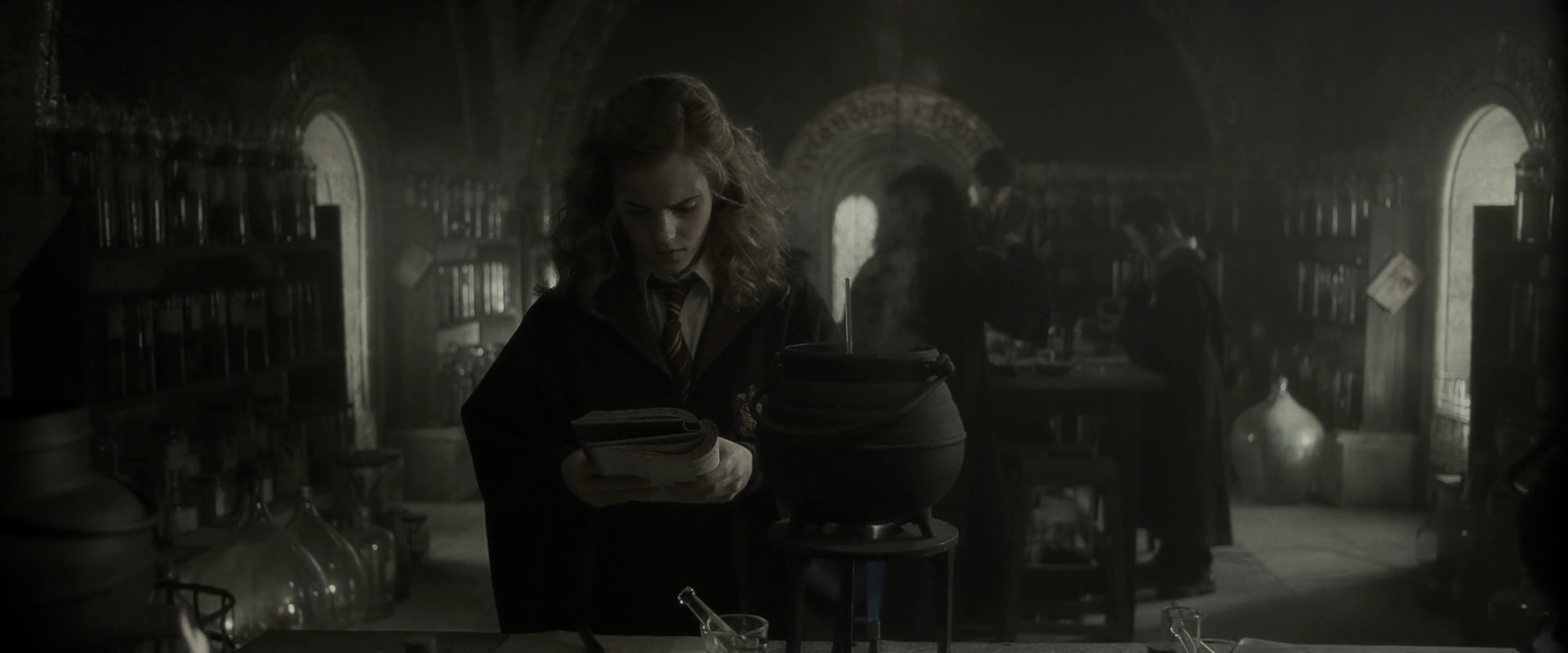 EmmaWatsonFan_dot_nl-HarryPotterAndTheHalfBloodPrince2129.jpg