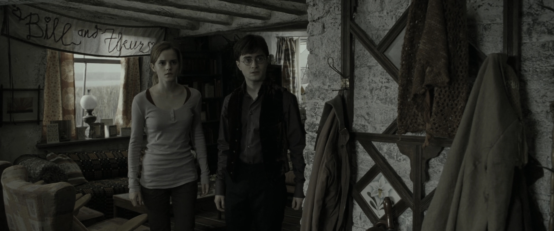 EmmaWatsonFan_dot_nl-HarryPotterAndTheDeathlyHallowsPart1-1633.jpg EmmaWatsonFan_dot_nl-HarryPotterAndTheDeathlyHallowsPart1-1633.jpg