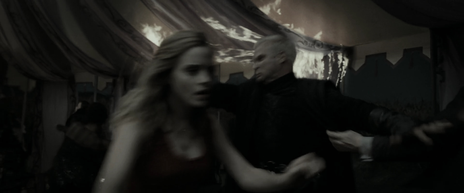 EmmaWatsonFan_dot_nl-HarryPotterAndTheDeathlyHallowsPart1-2091.jpg EmmaWatsonFan_dot_nl-HarryPotterAndTheDeathlyHallowsPart1-2091.jpg