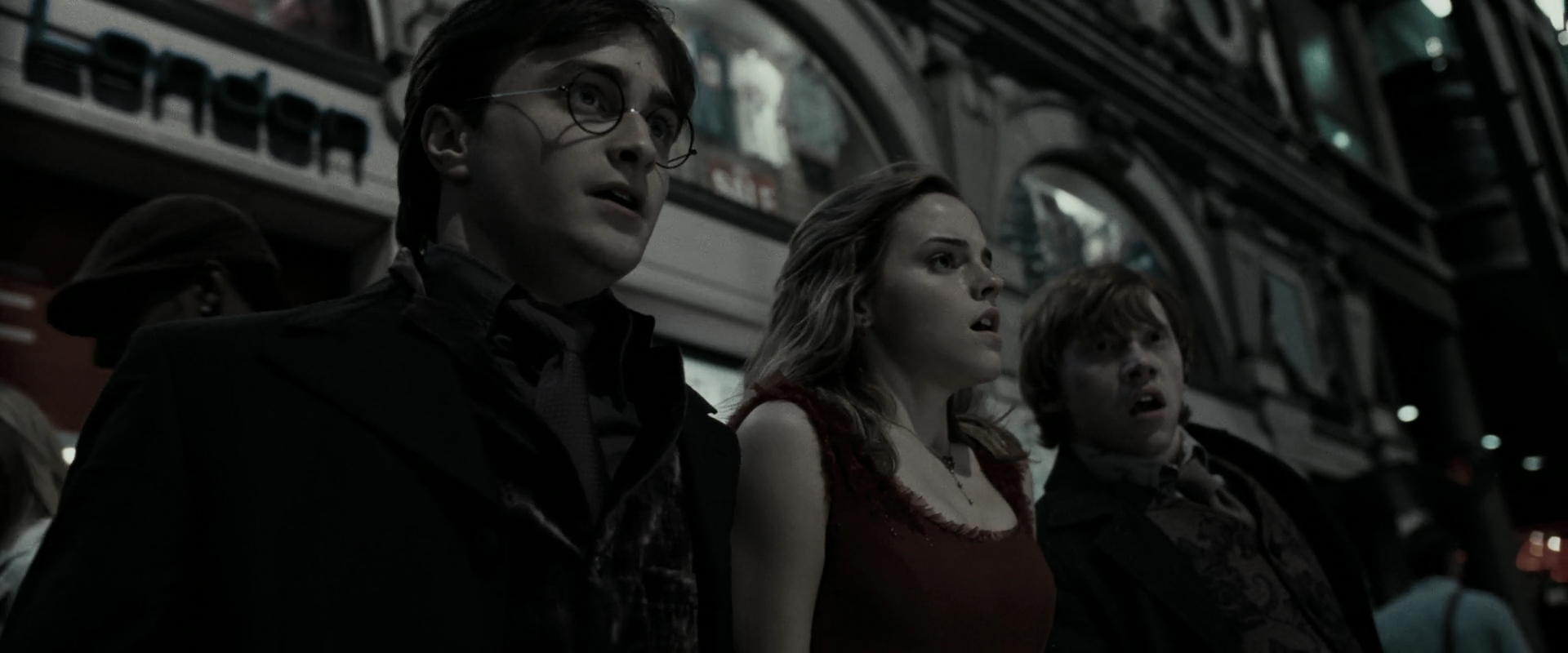 EmmaWatsonFan_dot_nl-HarryPotterAndTheDeathlyHallowsPart1-2102.jpg