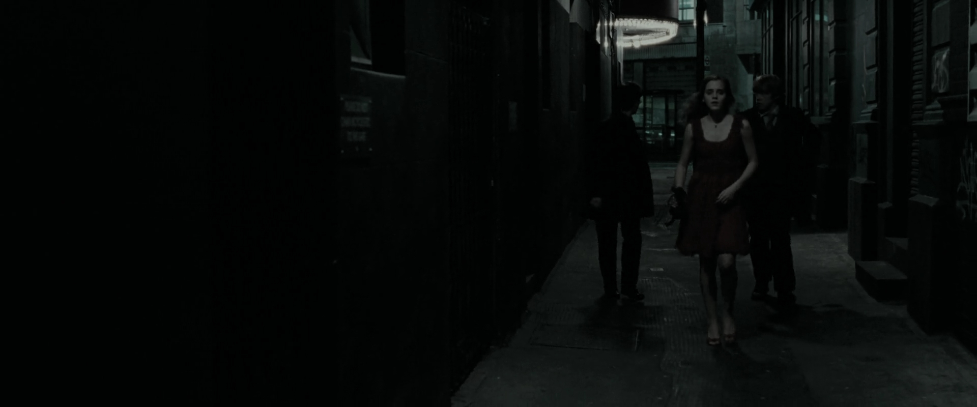 EmmaWatsonFan_dot_nl-HarryPotterAndTheDeathlyHallowsPart1-2126.jpg EmmaWatsonFan_dot_nl-HarryPotterAndTheDeathlyHallowsPart1-2126.jpg