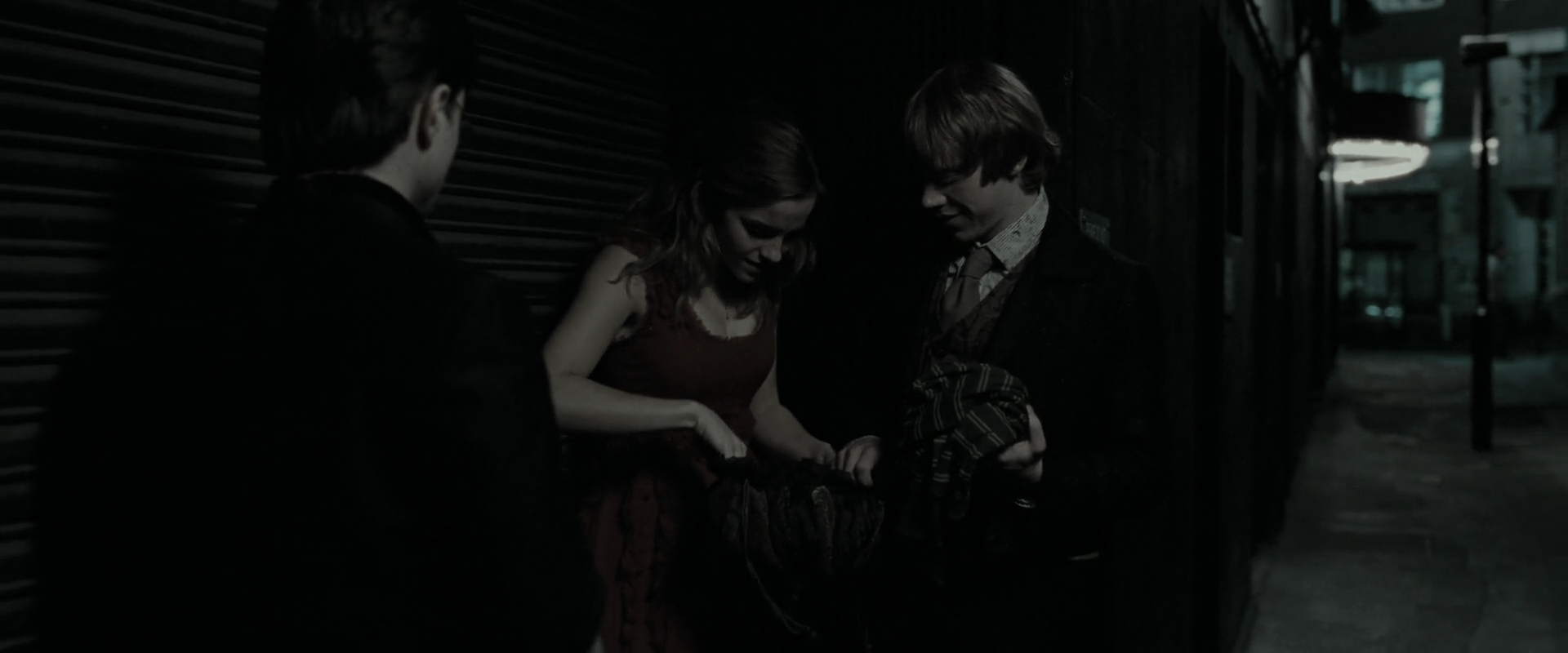 EmmaWatsonFan_dot_nl-HarryPotterAndTheDeathlyHallowsPart1-2145.jpg EmmaWatsonFan_dot_nl-HarryPotterAndTheDeathlyHallowsPart1-2145.jpg