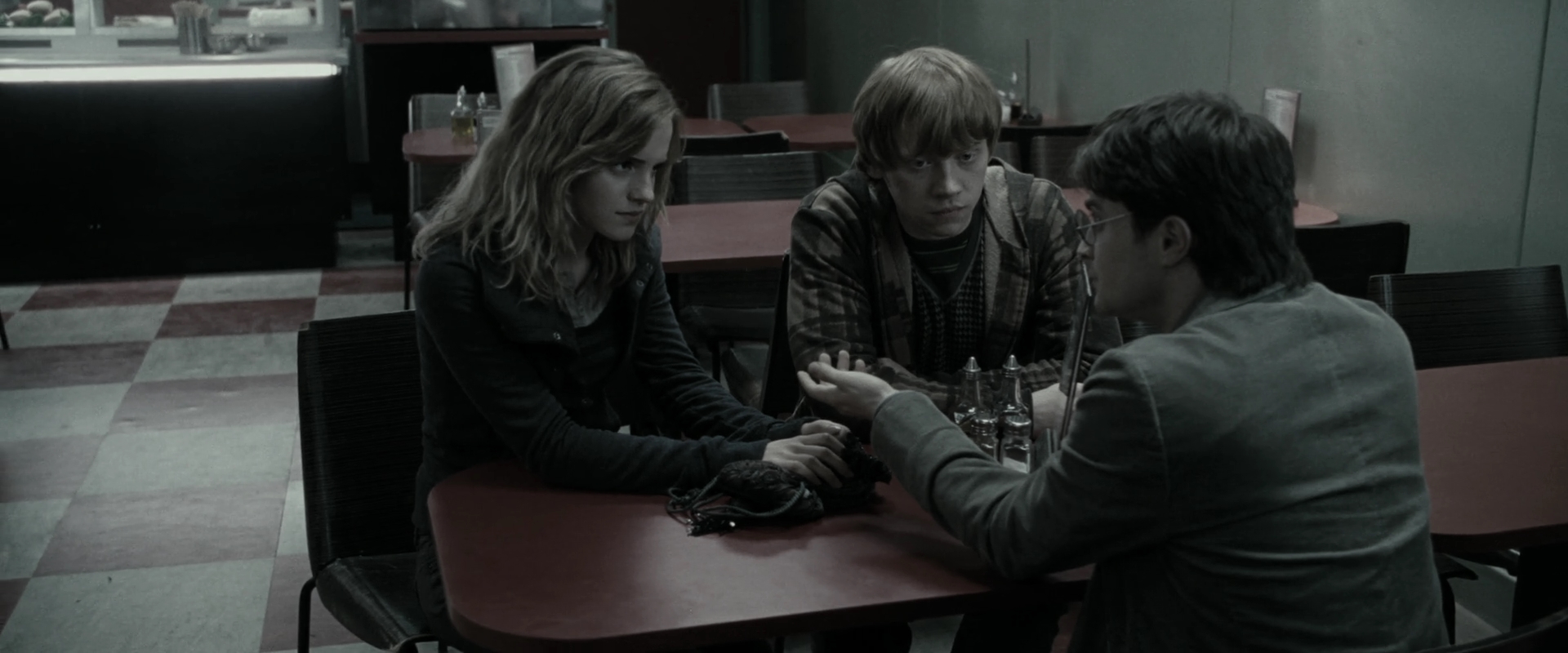 EmmaWatsonFan_dot_nl-HarryPotterAndTheDeathlyHallowsPart1-2193.jpg EmmaWatsonFan_dot_nl-HarryPotterAndTheDeathlyHallowsPart1-2193.jpg