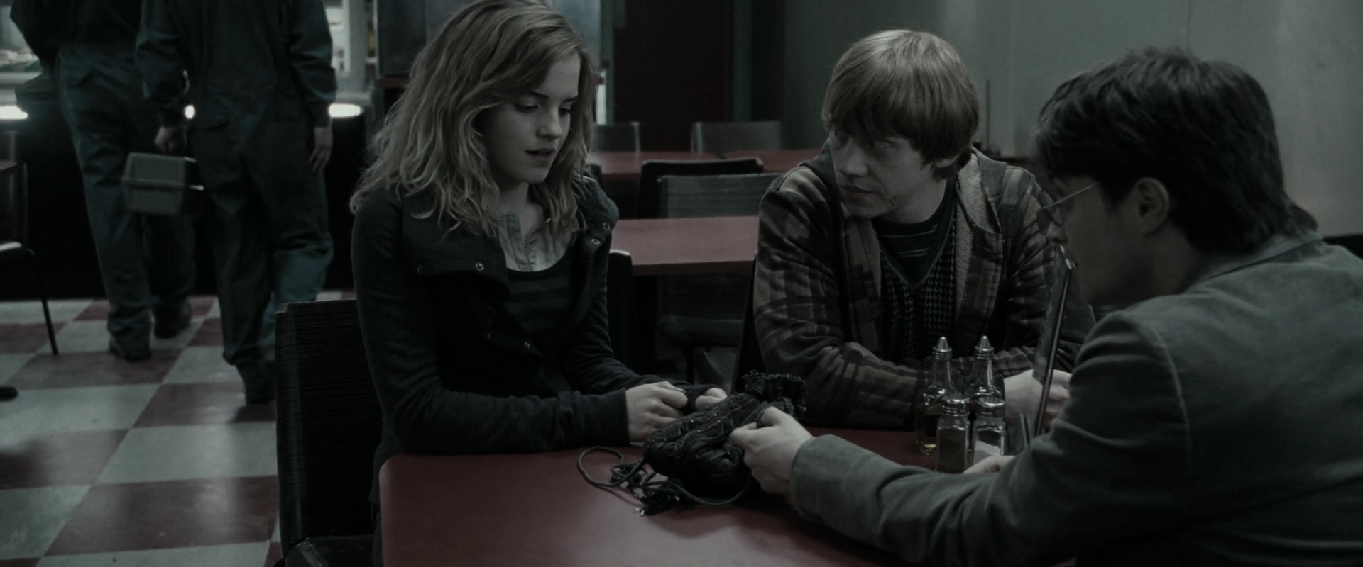 EmmaWatsonFan_dot_nl-HarryPotterAndTheDeathlyHallowsPart1-2199.jpg