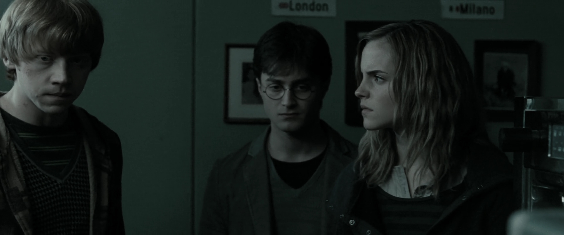 EmmaWatsonFan_dot_nl-HarryPotterAndTheDeathlyHallowsPart1-2287.jpg EmmaWatsonFan_dot_nl-HarryPotterAndTheDeathlyHallowsPart1-2287.jpg