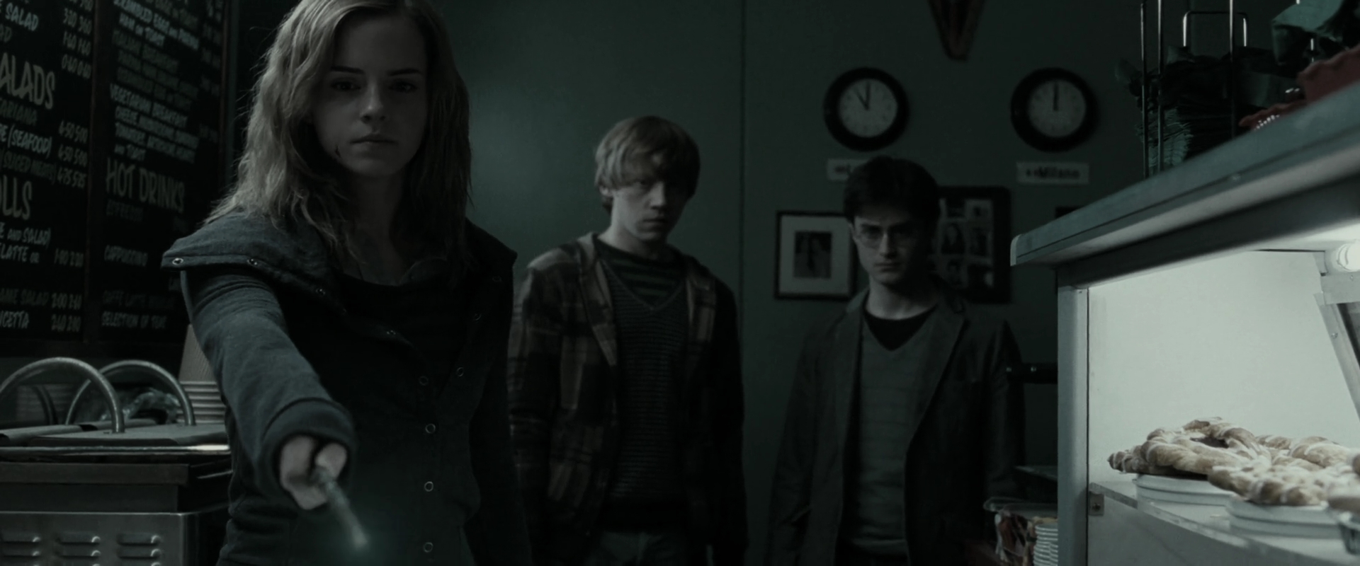 EmmaWatsonFan_dot_nl-HarryPotterAndTheDeathlyHallowsPart1-2306.jpg EmmaWatsonFan_dot_nl-HarryPotterAndTheDeathlyHallowsPart1-2306.jpg