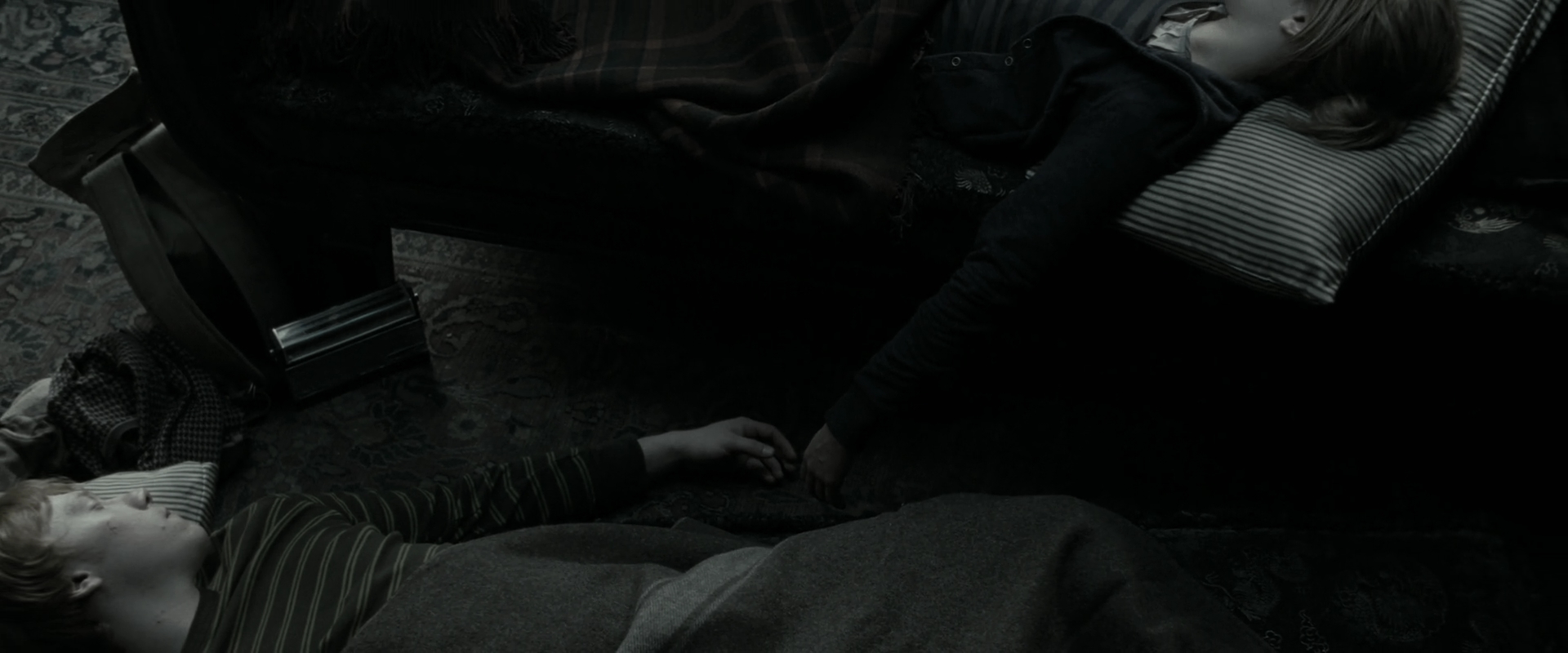 EmmaWatsonFan_dot_nl-HarryPotterAndTheDeathlyHallowsPart1-2444.jpg EmmaWatsonFan_dot_nl-HarryPotterAndTheDeathlyHallowsPart1-2444.jpg