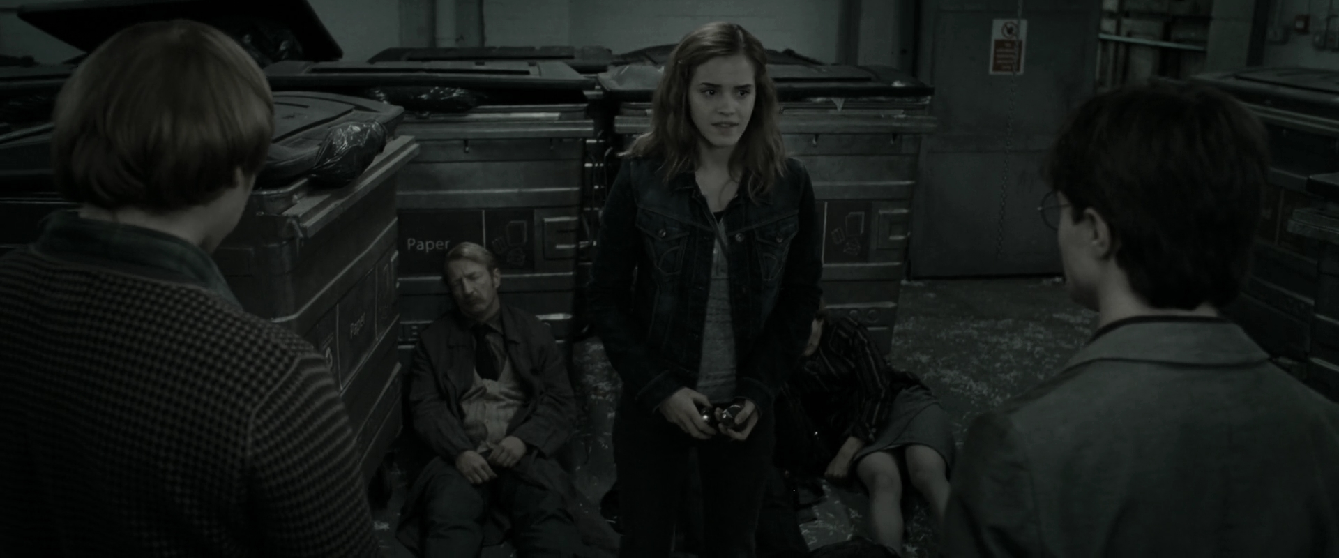 EmmaWatsonFan_dot_nl-HarryPotterAndTheDeathlyHallowsPart1-2964.jpg EmmaWatsonFan_dot_nl-HarryPotterAndTheDeathlyHallowsPart1-2964.jpg