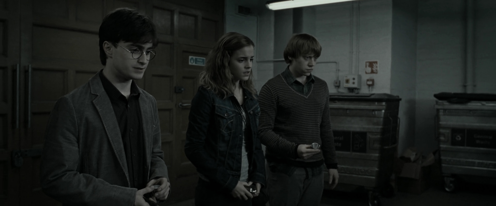 EmmaWatsonFan_dot_nl-HarryPotterAndTheDeathlyHallowsPart1-2971.jpg EmmaWatsonFan_dot_nl-HarryPotterAndTheDeathlyHallowsPart1-2971.jpg