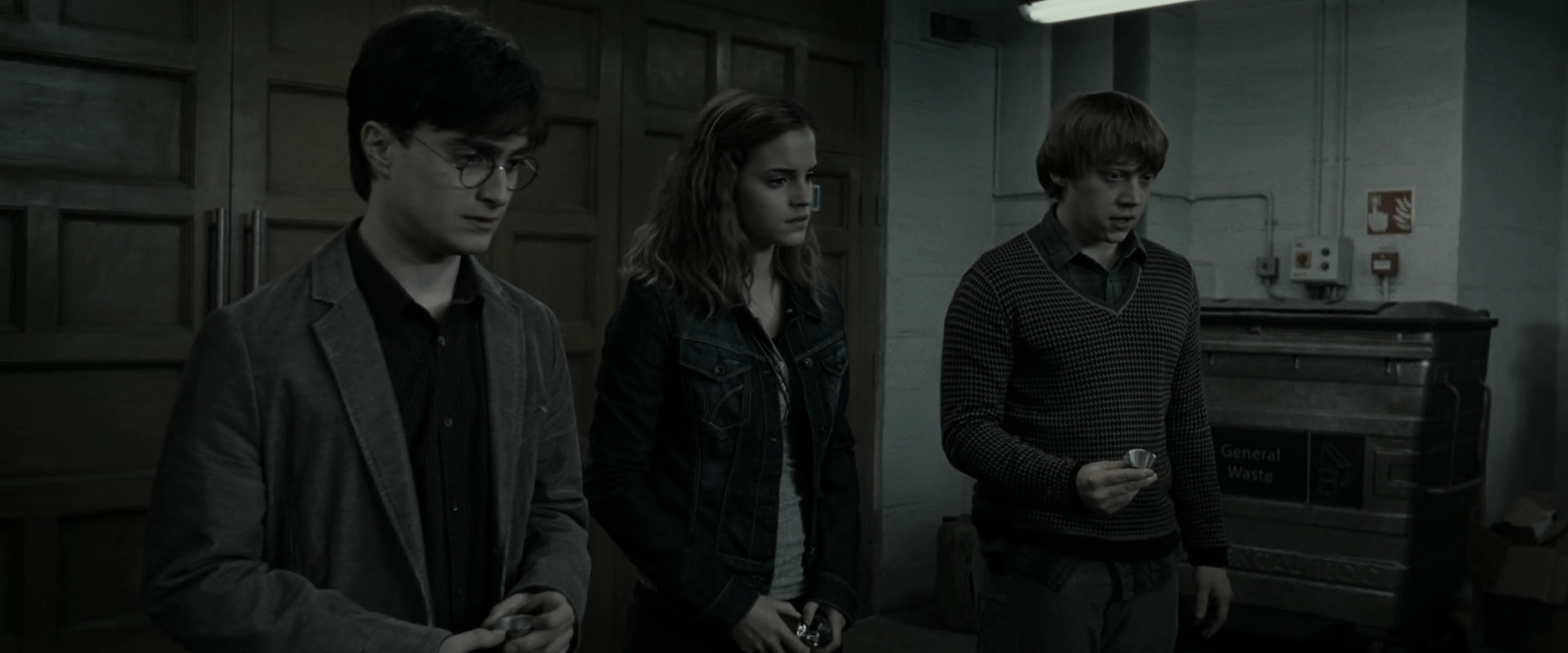 EmmaWatsonFan_dot_nl-HarryPotterAndTheDeathlyHallowsPart1-2975.jpg EmmaWatsonFan_dot_nl-HarryPotterAndTheDeathlyHallowsPart1-2975.jpg