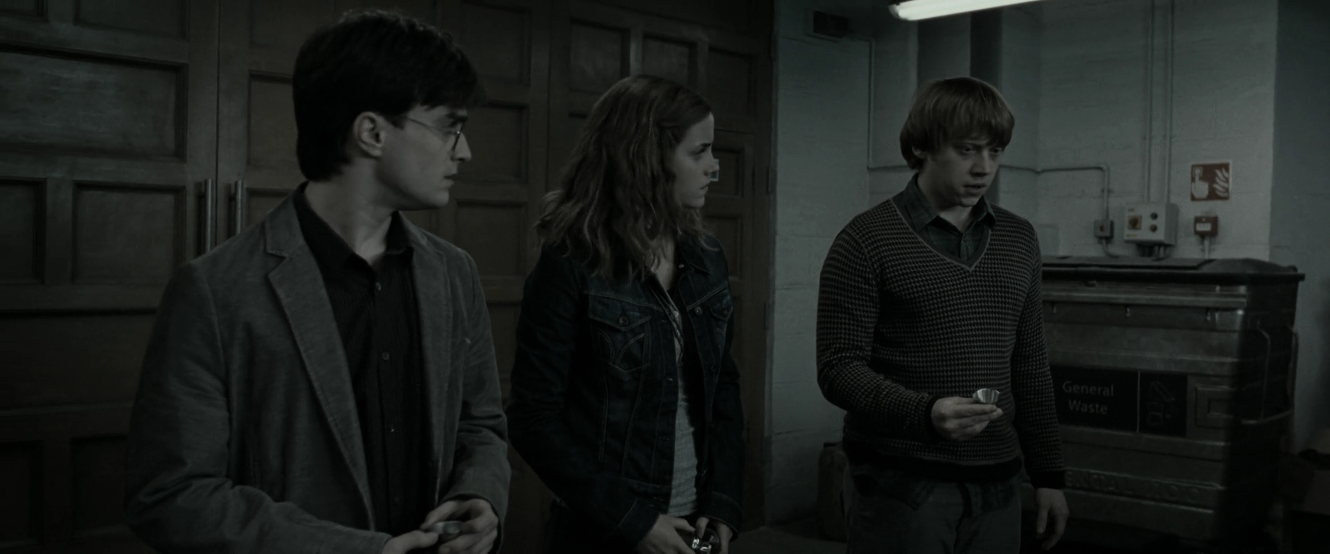 EmmaWatsonFan_dot_nl-HarryPotterAndTheDeathlyHallowsPart1-2976.jpg EmmaWatsonFan_dot_nl-HarryPotterAndTheDeathlyHallowsPart1-2976.jpg