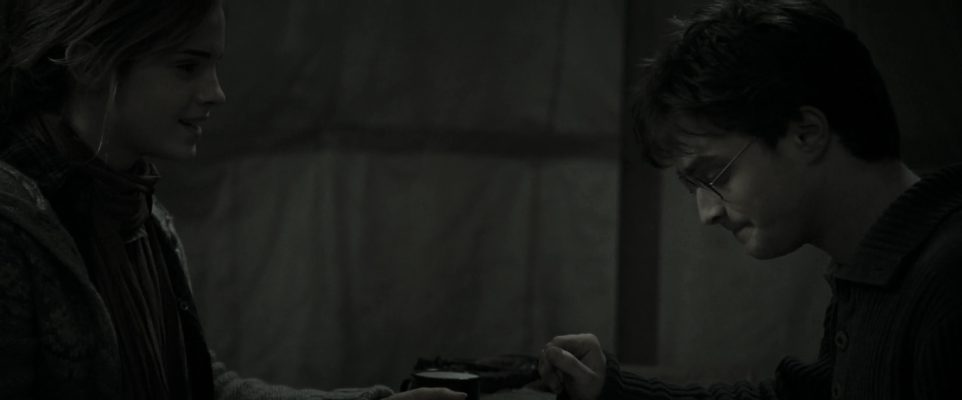 EmmaWatsonFan_dot_nl-HarryPotterAndTheDeathlyHallowsPart1-4395.jpg EmmaWatsonFan_dot_nl-HarryPotterAndTheDeathlyHallowsPart1-4395.jpg