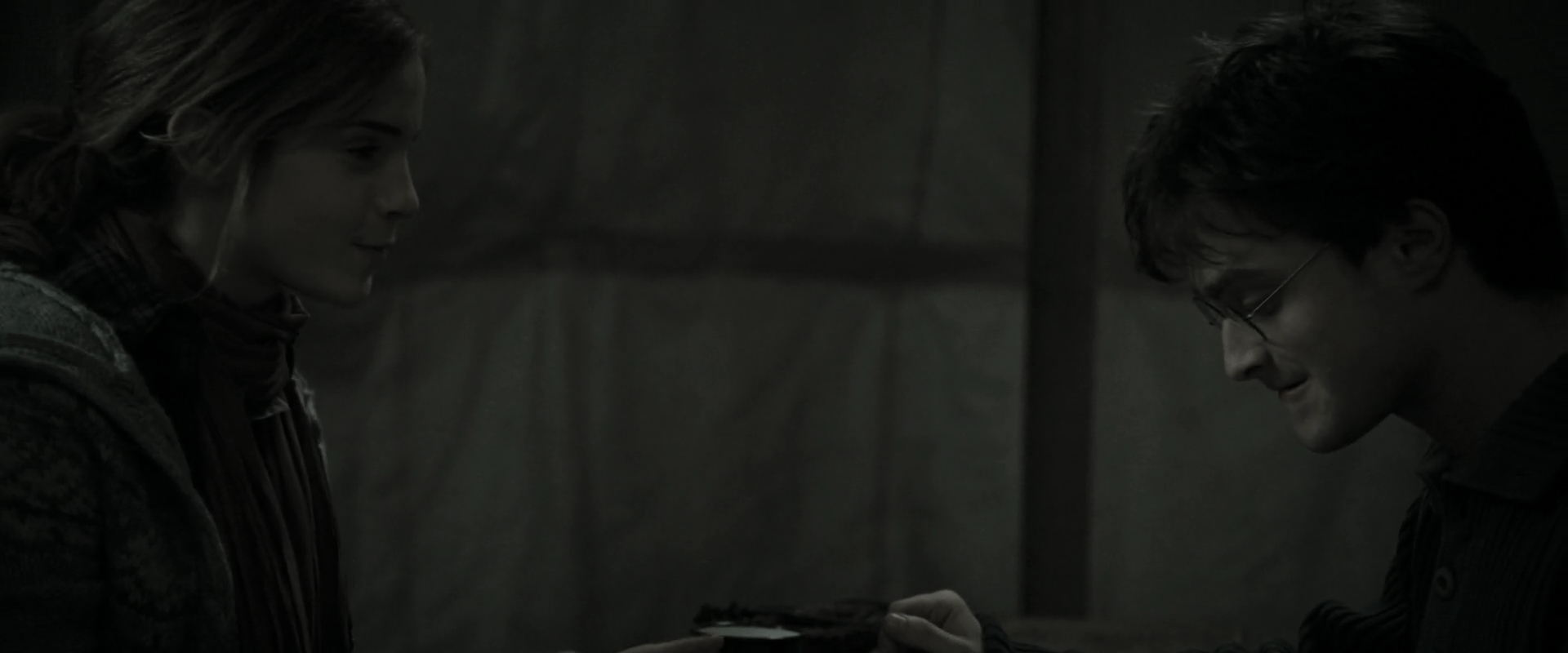 EmmaWatsonFan_dot_nl-HarryPotterAndTheDeathlyHallowsPart1-4396.jpg EmmaWatsonFan_dot_nl-HarryPotterAndTheDeathlyHallowsPart1-4396.jpg