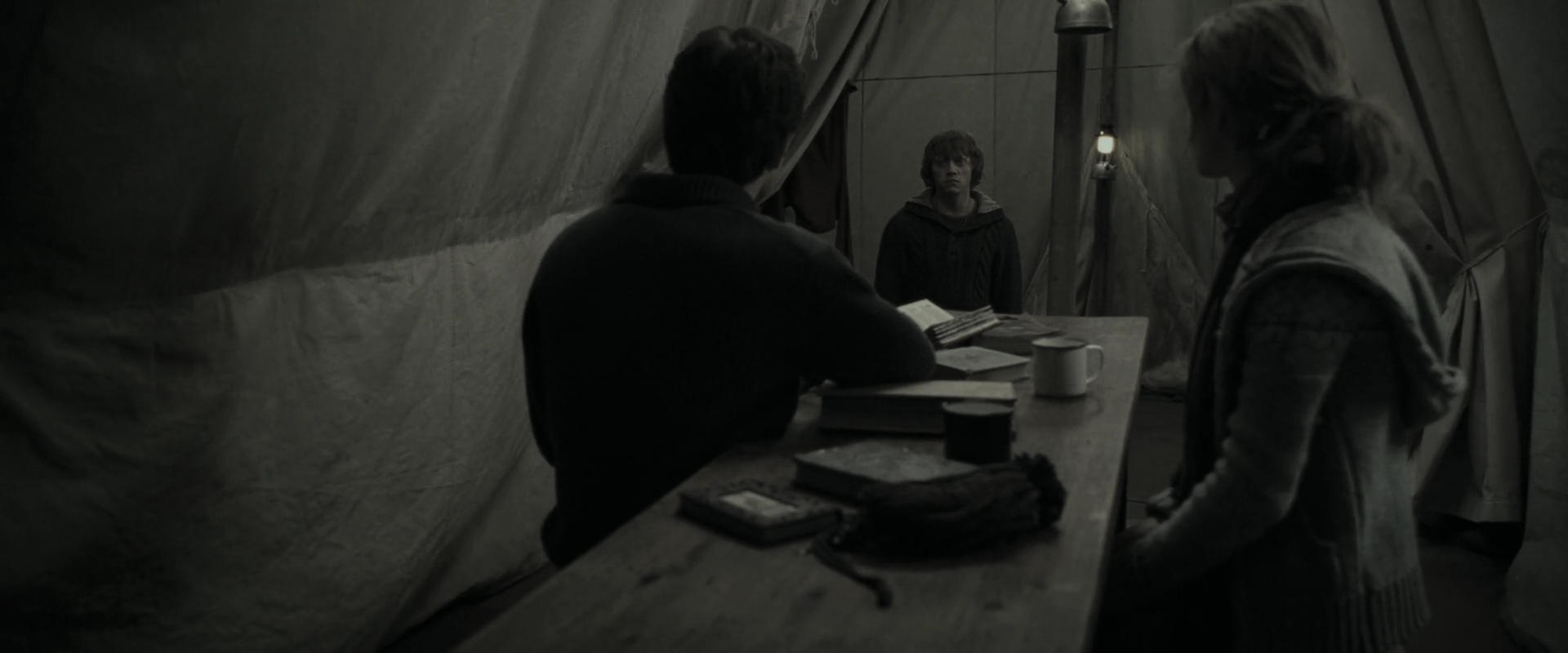 EmmaWatsonFan_dot_nl-HarryPotterAndTheDeathlyHallowsPart1-4432.jpg EmmaWatsonFan_dot_nl-HarryPotterAndTheDeathlyHallowsPart1-4432.jpg