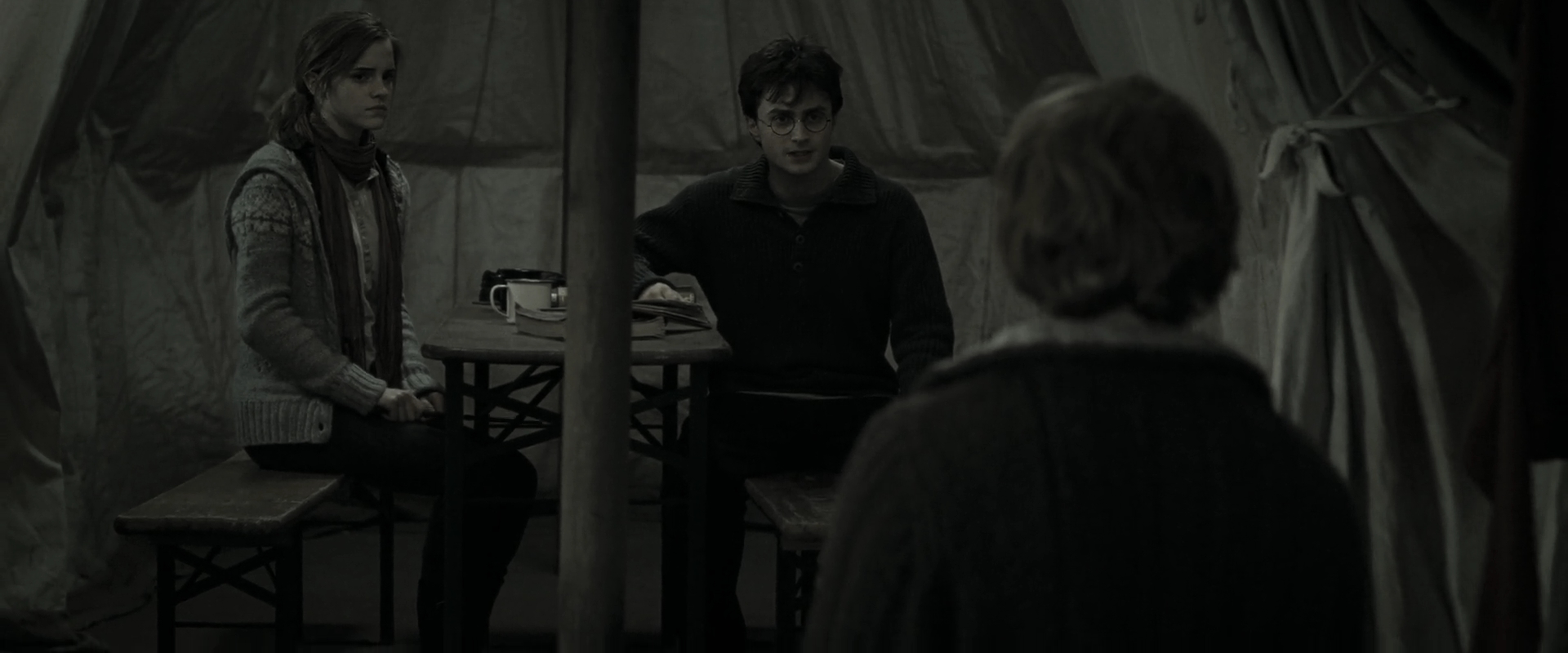 EmmaWatsonFan_dot_nl-HarryPotterAndTheDeathlyHallowsPart1-4438.jpg EmmaWatsonFan_dot_nl-HarryPotterAndTheDeathlyHallowsPart1-4438.jpg