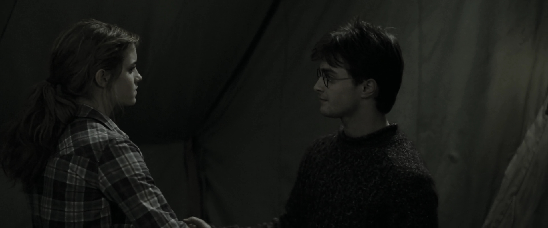 EmmaWatsonFan_dot_nl-HarryPotterAndTheDeathlyHallowsPart1-4719.jpg EmmaWatsonFan_dot_nl-HarryPotterAndTheDeathlyHallowsPart1-4719.jpg