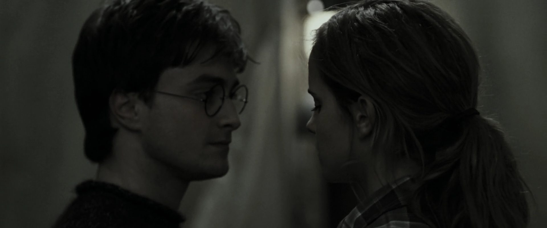 EmmaWatsonFan_dot_nl-HarryPotterAndTheDeathlyHallowsPart1-4772.jpg EmmaWatsonFan_dot_nl-HarryPotterAndTheDeathlyHallowsPart1-4772.jpg