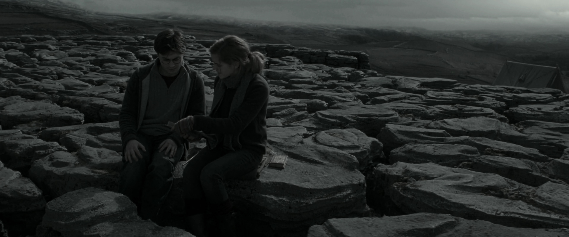 EmmaWatsonFan_dot_nl-HarryPotterAndTheDeathlyHallowsPart1-4852.jpg EmmaWatsonFan_dot_nl-HarryPotterAndTheDeathlyHallowsPart1-4852.jpg