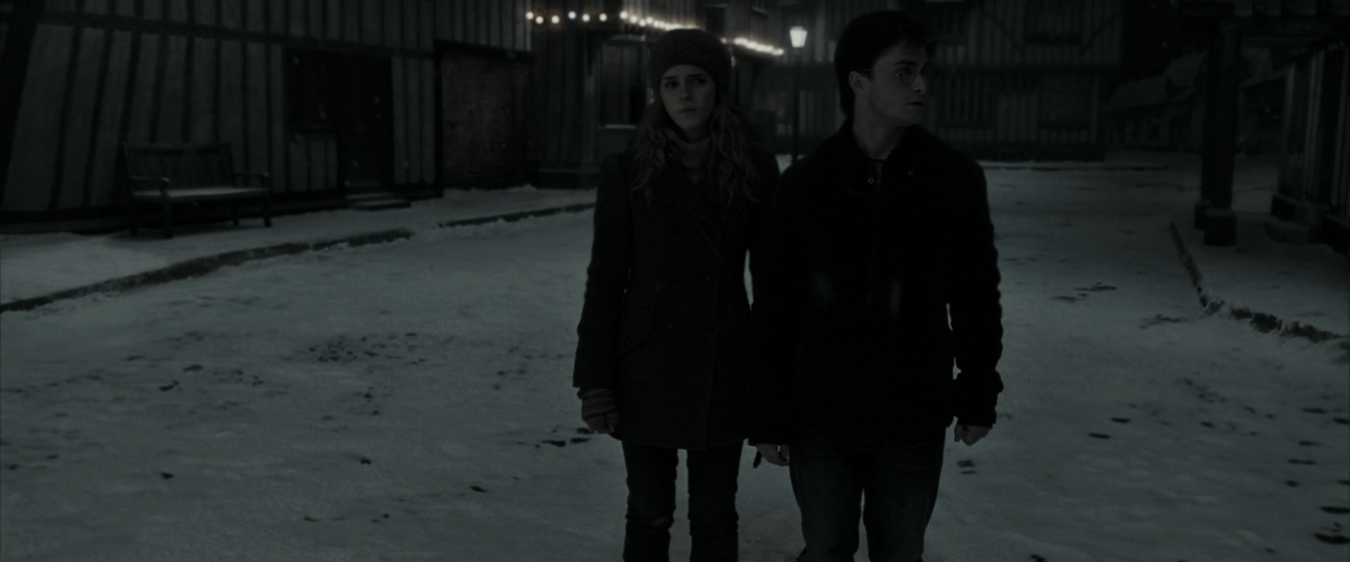 EmmaWatsonFan_dot_nl-HarryPotterAndTheDeathlyHallowsPart1-4949.jpg EmmaWatsonFan_dot_nl-HarryPotterAndTheDeathlyHallowsPart1-4949.jpg