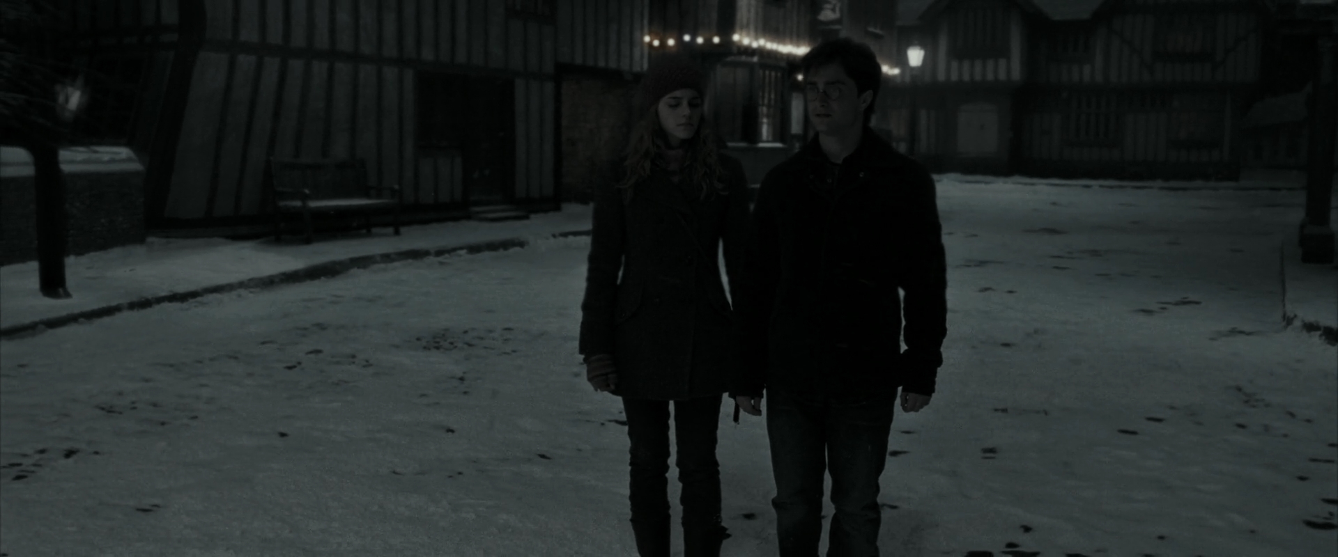 EmmaWatsonFan_dot_nl-HarryPotterAndTheDeathlyHallowsPart1-4958.jpg EmmaWatsonFan_dot_nl-HarryPotterAndTheDeathlyHallowsPart1-4958.jpg