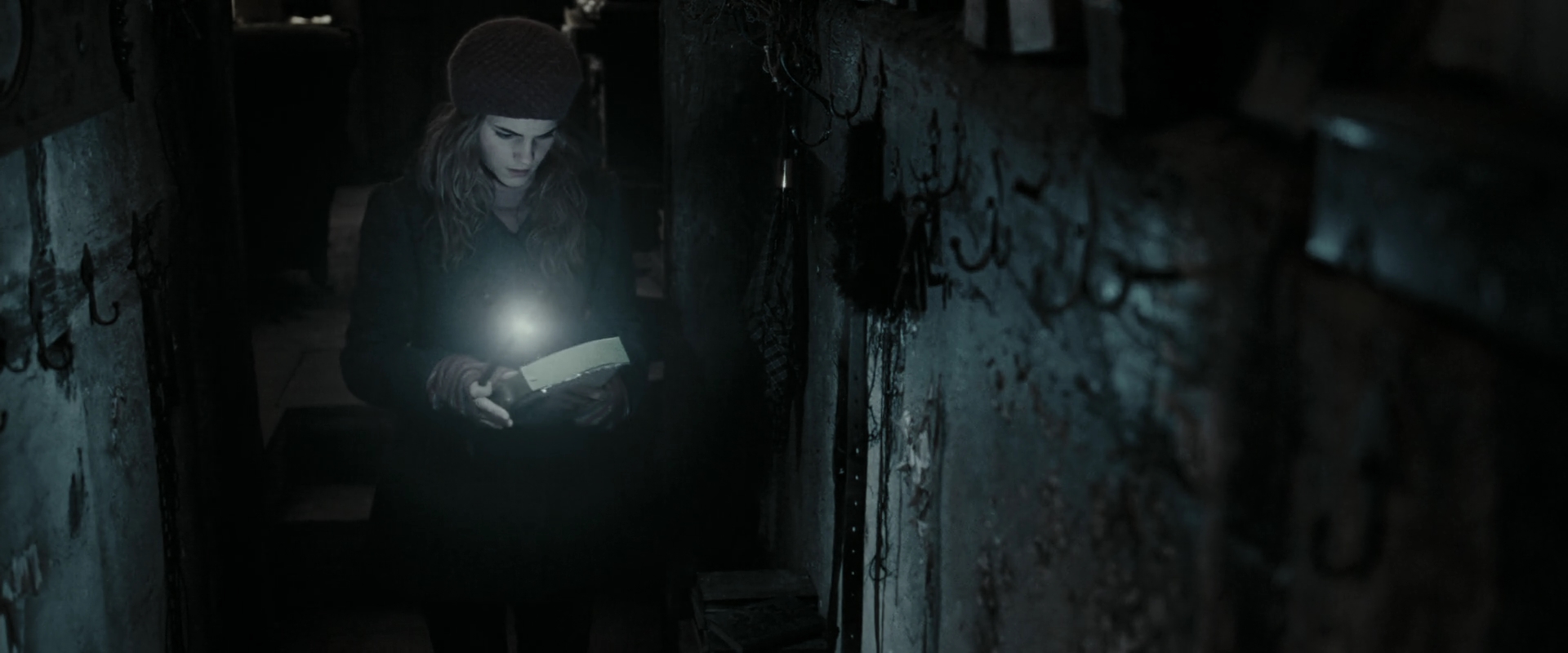 EmmaWatsonFan_dot_nl-HarryPotterAndTheDeathlyHallowsPart1-5248.jpg EmmaWatsonFan_dot_nl-HarryPotterAndTheDeathlyHallowsPart1-5248.jpg