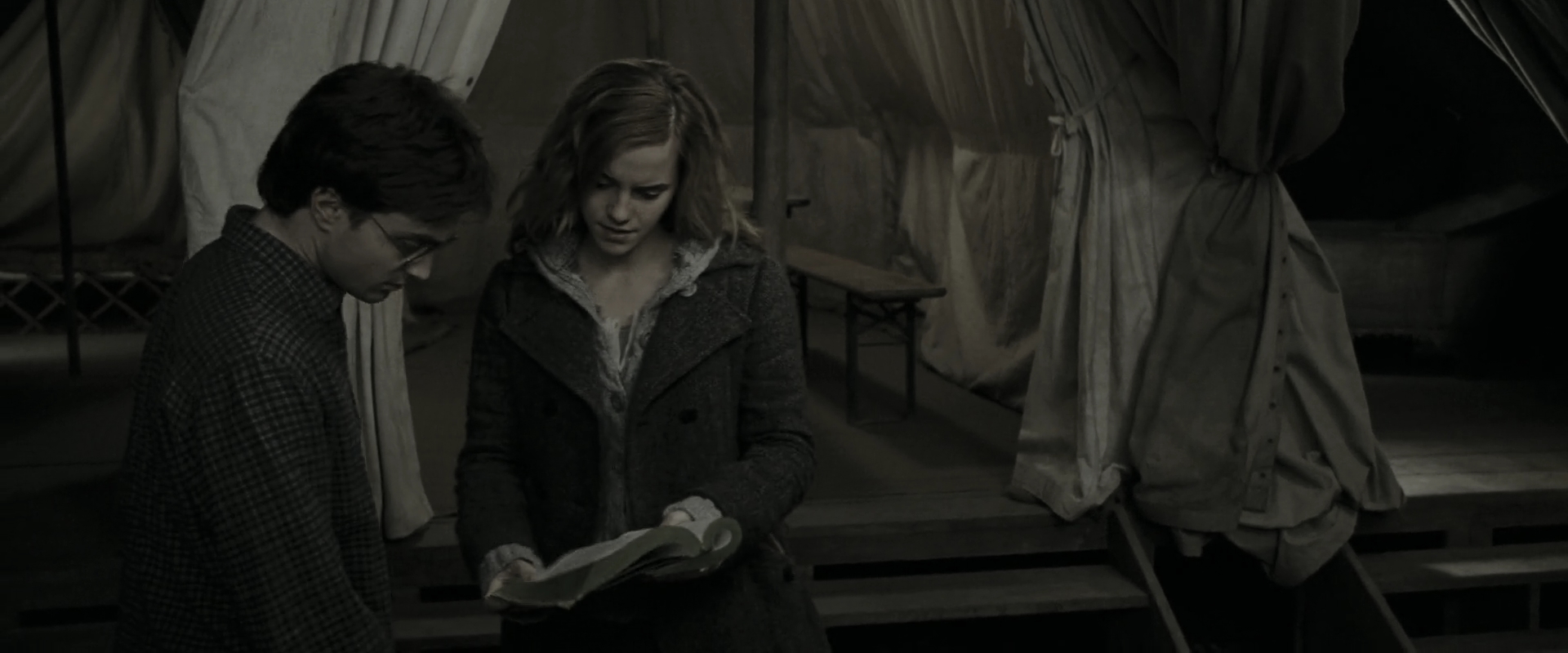EmmaWatsonFan_dot_nl-HarryPotterAndTheDeathlyHallowsPart1-6214.jpg EmmaWatsonFan_dot_nl-HarryPotterAndTheDeathlyHallowsPart1-6214.jpg