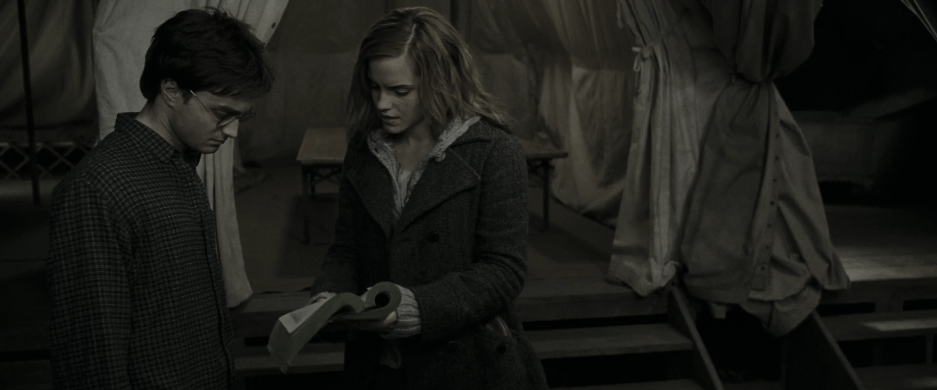 EmmaWatsonFan_dot_nl-HarryPotterAndTheDeathlyHallowsPart1-6219.jpg EmmaWatsonFan_dot_nl-HarryPotterAndTheDeathlyHallowsPart1-6219.jpg