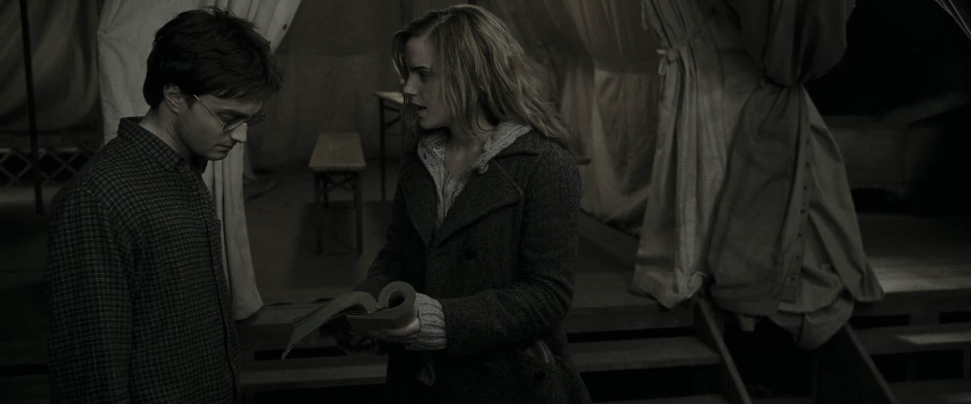 EmmaWatsonFan_dot_nl-HarryPotterAndTheDeathlyHallowsPart1-6220.jpg EmmaWatsonFan_dot_nl-HarryPotterAndTheDeathlyHallowsPart1-6220.jpg