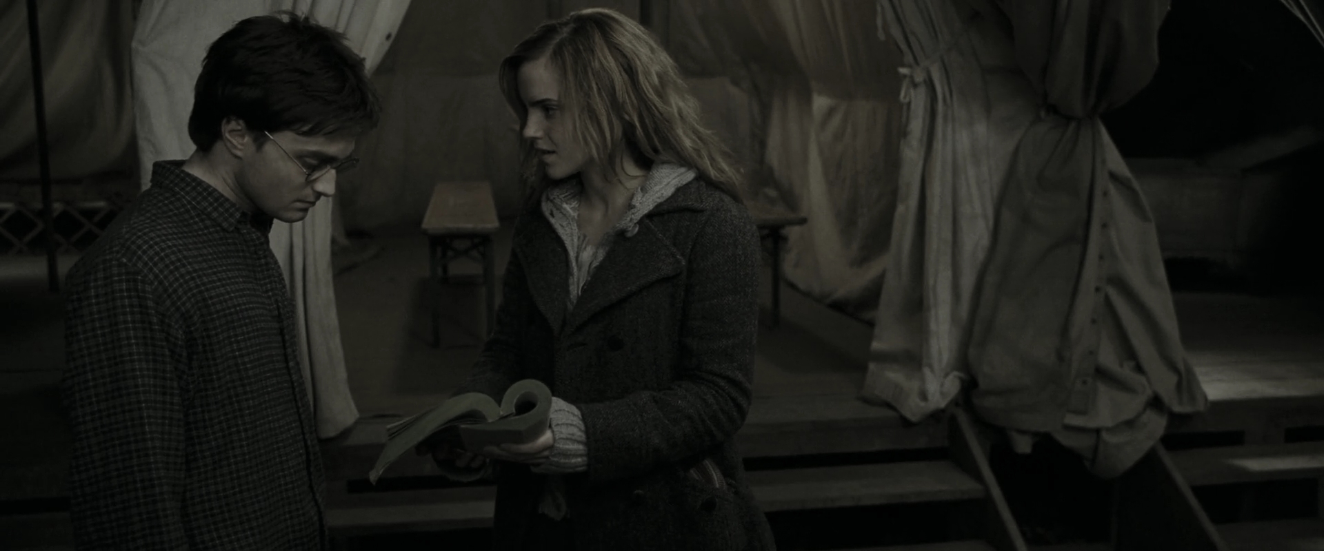EmmaWatsonFan_dot_nl-HarryPotterAndTheDeathlyHallowsPart1-6221.jpg EmmaWatsonFan_dot_nl-HarryPotterAndTheDeathlyHallowsPart1-6221.jpg