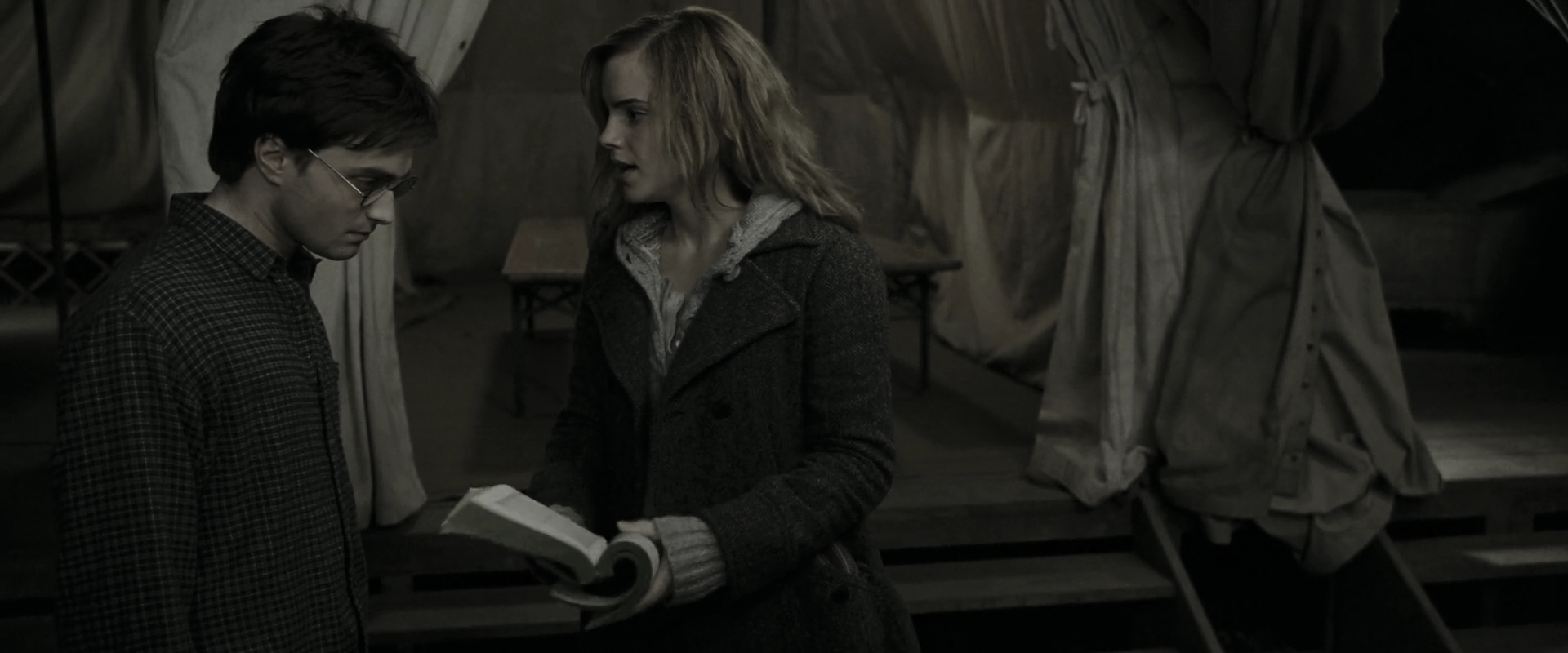 EmmaWatsonFan_dot_nl-HarryPotterAndTheDeathlyHallowsPart1-6223.jpg EmmaWatsonFan_dot_nl-HarryPotterAndTheDeathlyHallowsPart1-6223.jpg