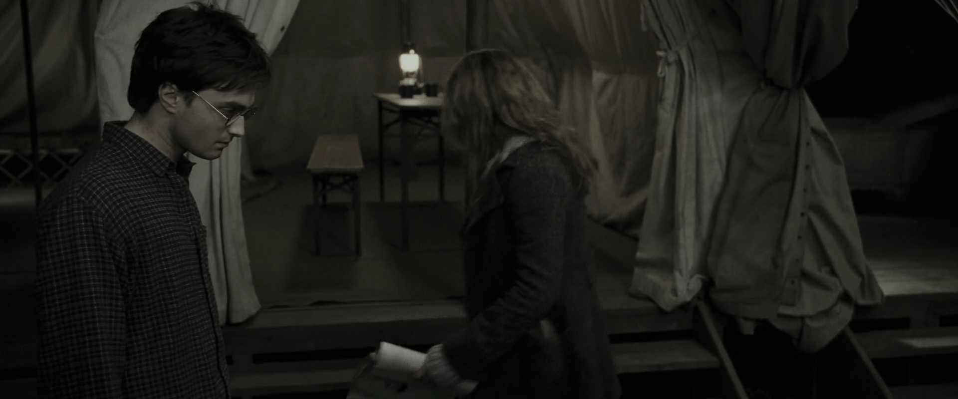 EmmaWatsonFan_dot_nl-HarryPotterAndTheDeathlyHallowsPart1-6224.jpg EmmaWatsonFan_dot_nl-HarryPotterAndTheDeathlyHallowsPart1-6224.jpg