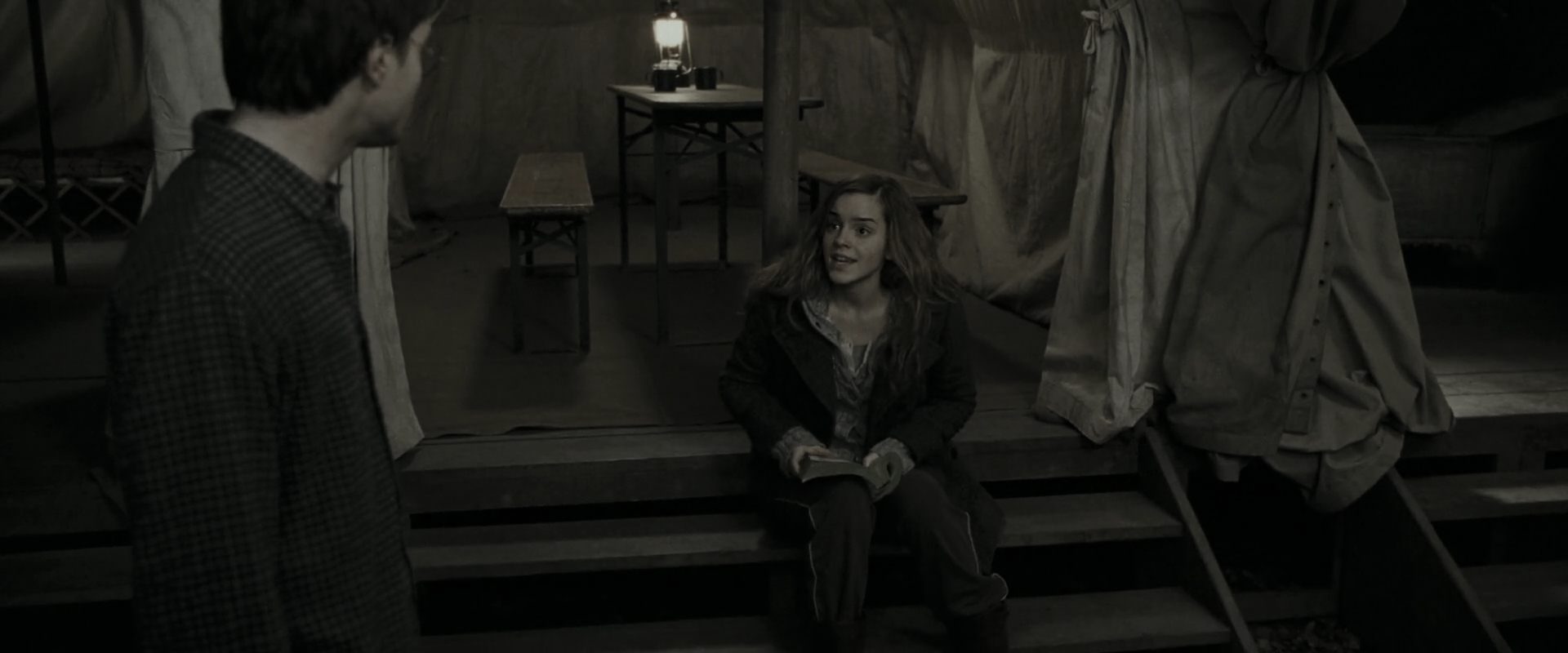 EmmaWatsonFan_dot_nl-HarryPotterAndTheDeathlyHallowsPart1-6227.jpg EmmaWatsonFan_dot_nl-HarryPotterAndTheDeathlyHallowsPart1-6227.jpg